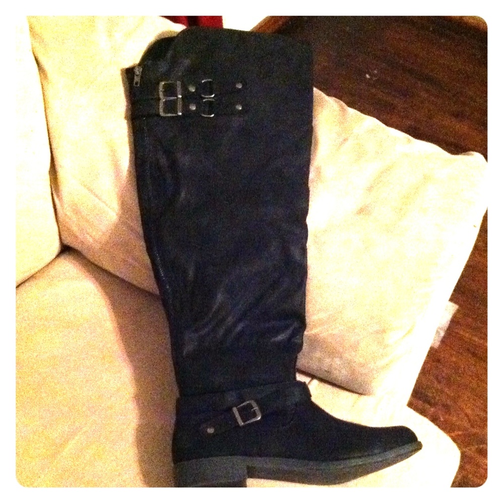 Comfy Knee High Black Boots with awesome details!